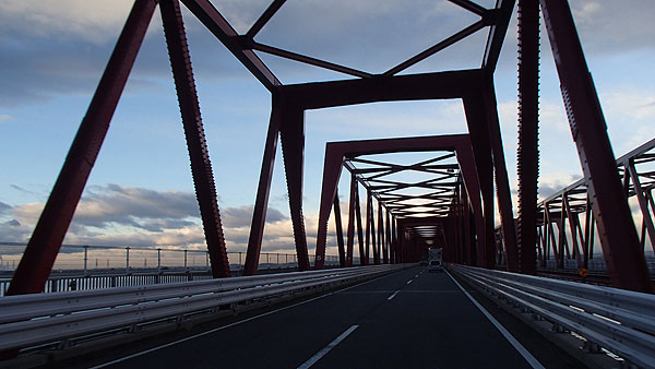 渋滞も無く順調に進み、長い橋を渡ります